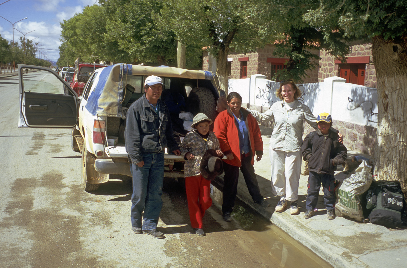 arg06_471l.jpg - Argentine, Noroeste, janvier 2006 entre Pirquitas Nuevos et Cachi Nous avons fait le taxi pour une sympathique famille indienne que nous déposons à Abra Pampa