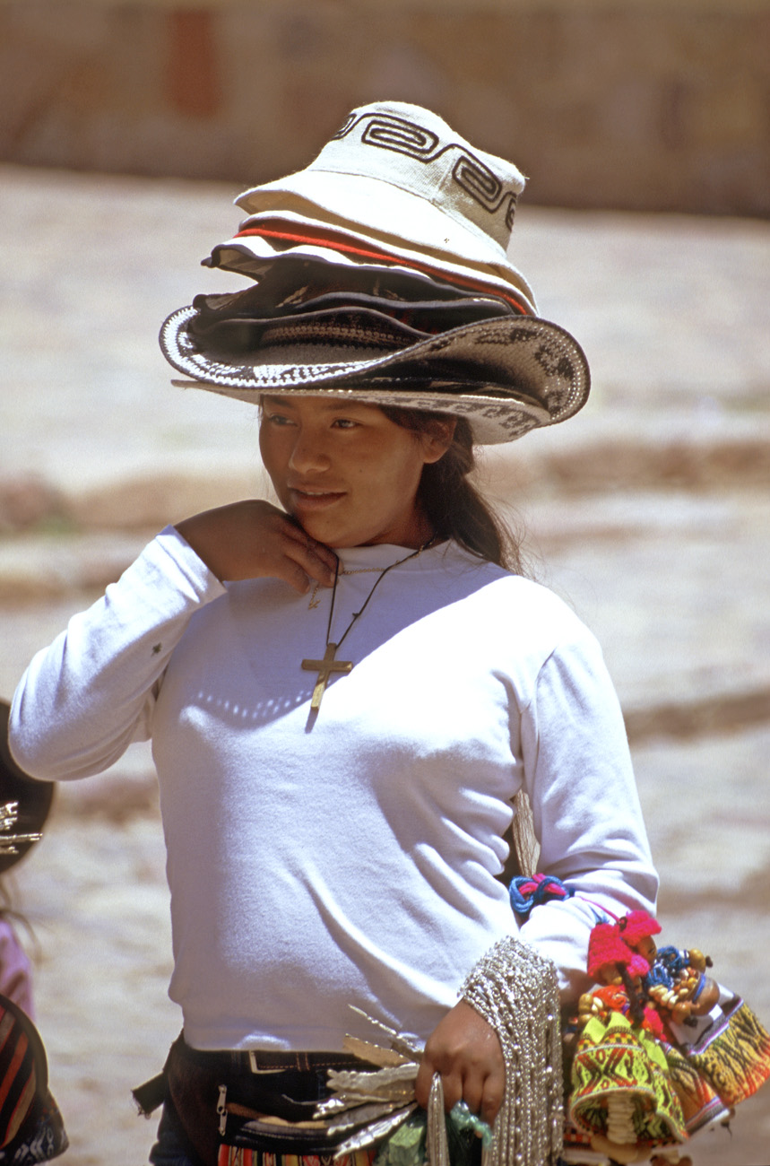 arg06_446m-z.jpg - Argentine, Noroeste, janvier 2006 de Purmamarca à Pirquitas Nuevos sur la place de Huamamarca, une gracieuse vendeuse de chapeau