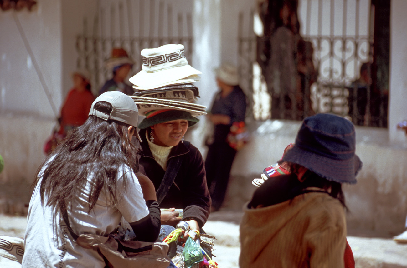arg06_447m.jpg - Argentine, Noroeste, janvier 2006 de Purmamarca à Pirquitas Nuevos sur la place de Huamamarca, les vendeuses de chapeau