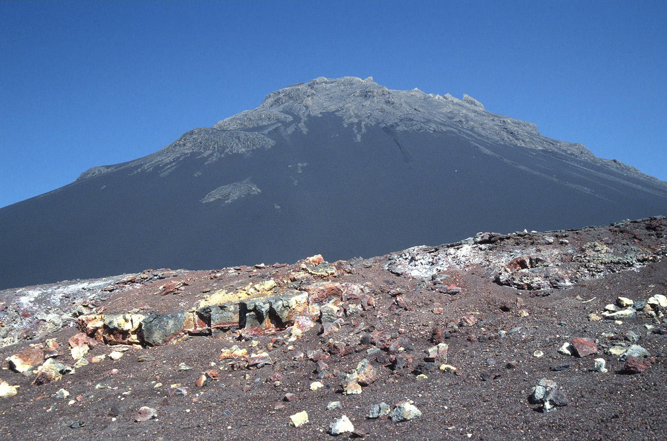 cve05_072m.jpg - Fogo de Portela à Pico Novo univers minéral
