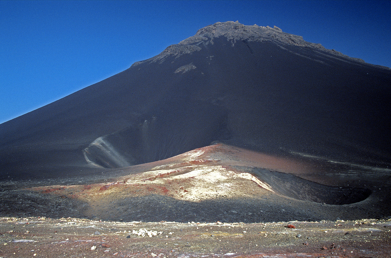 cve05_075m.jpg - Fogo de Portela à Pico Novo touches de couleur entre les deux cratères