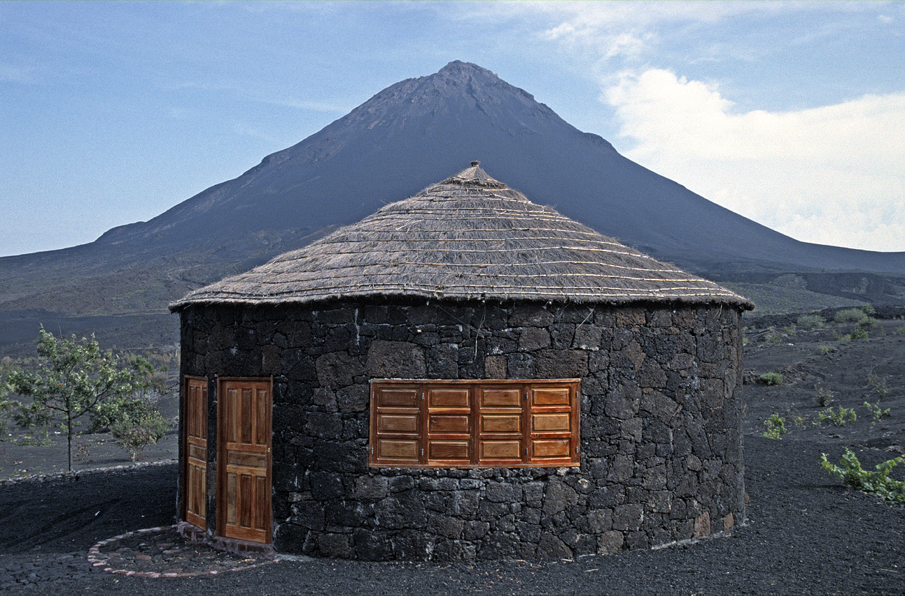 cve05_094m.jpg - Fogo Portela la maison de l'artisanat, comme sa voisine la maison du tourisme, ont été construites tout récemment dans le style traditionnel, épousant les formes du volcan