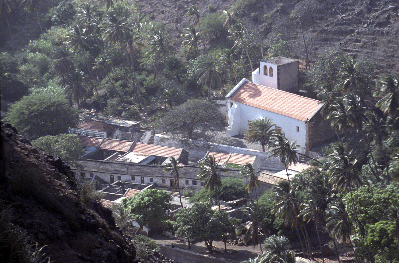 cve05_142m.jpg - Santiago Cidade Velha église à l'entrée de la ribeira