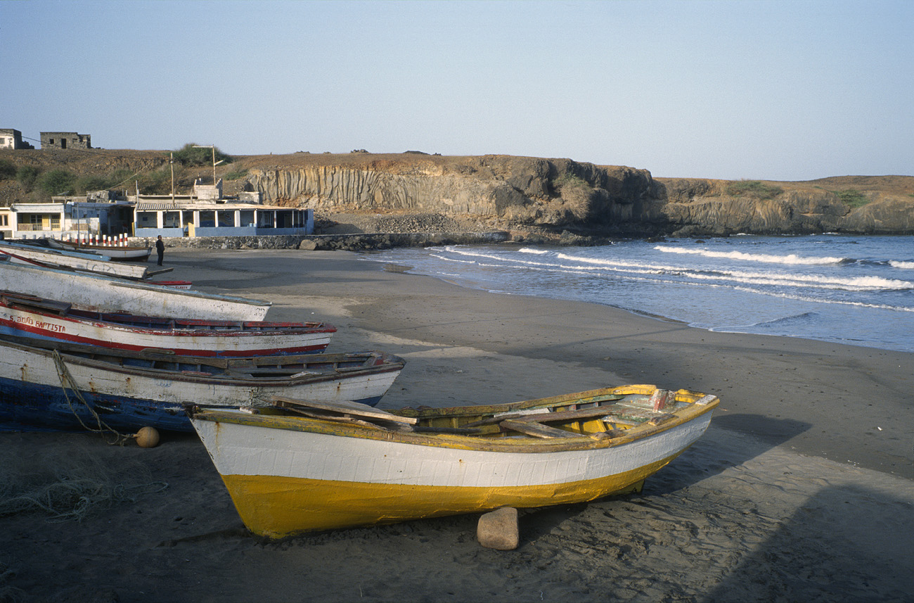 cve05_205m.jpg - Santiago Praia Baixo Barques de pêche. Sur ces plages, les tortues marines remontent lors de la ponte