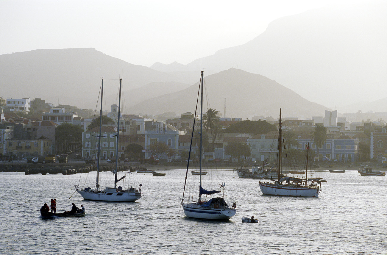 cve05_209m.jpg - Sao Vicente Mindelo au matin, avant le départ sur le ferry Armas pour rejoindre Santo Antao