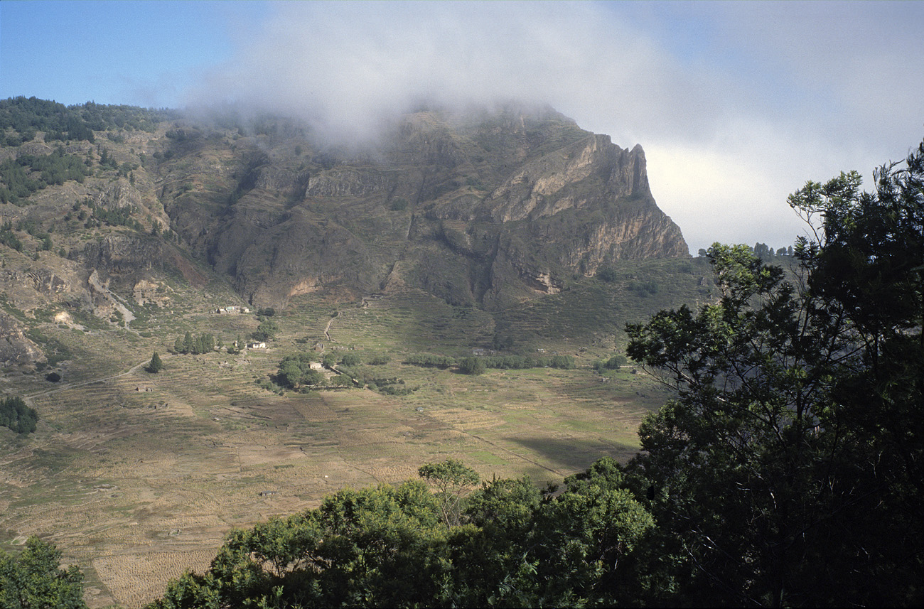 cve05_220l.jpg - Santo Antao cova de Paùl cratère produit par la chute d'une météorite