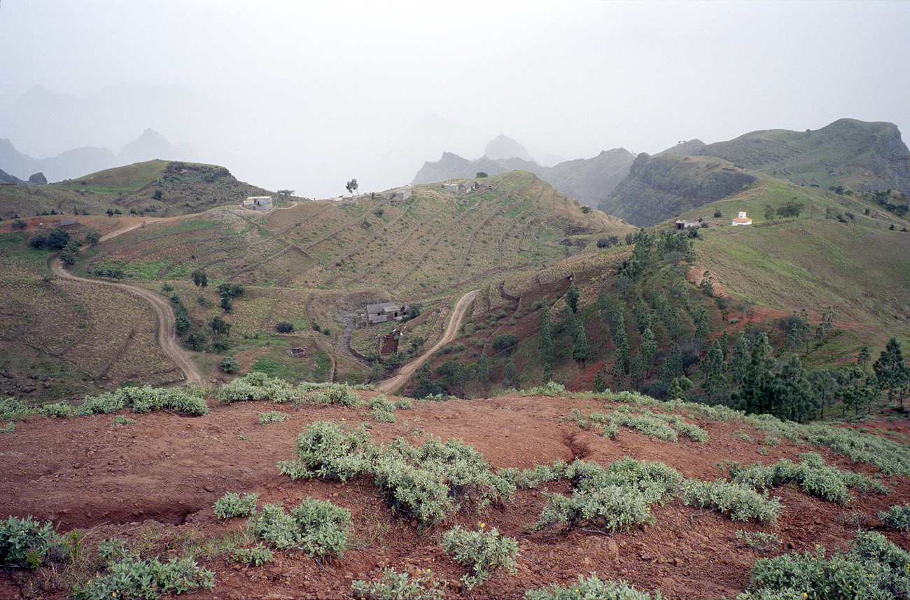 cve05_288l.jpg - Santo Antao Matinho descente dans les terres chargées de latérite
