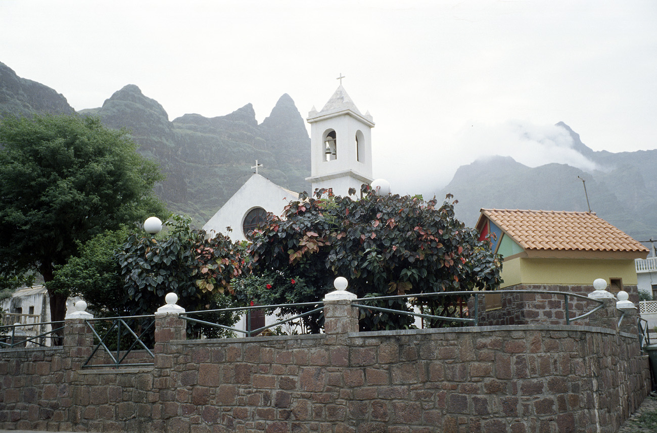 cve05_328l.jpg - Santo Antao Cha de Igreja la place de l'église