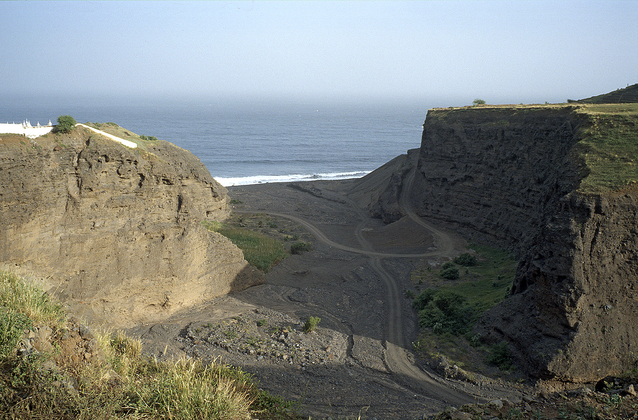 cve05_331l.jpg - Santo Antao ribeira da garça l'arrivée sur la mer à l'embouchure de la ribeira
