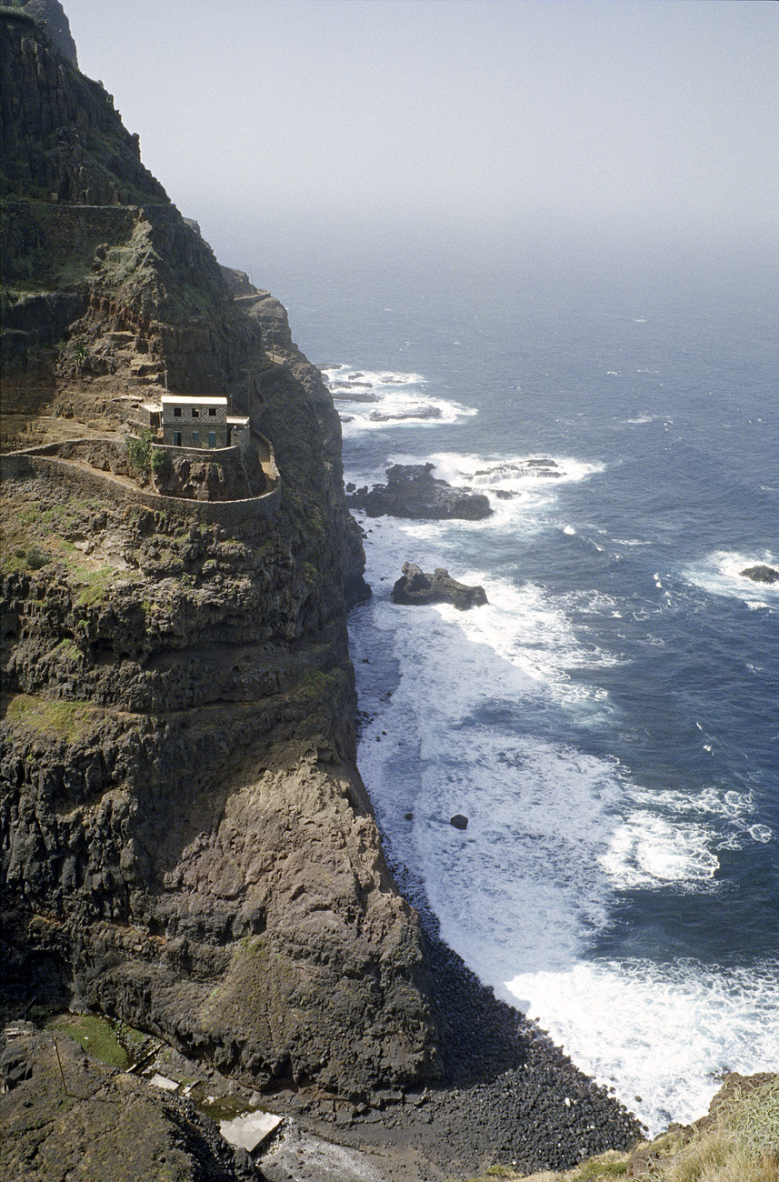 cve05_348l.jpg - Santo Antao Fontainhas 
