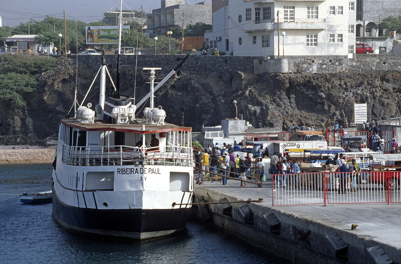 cve05_356m.jpg - Santo Antao Porto Novo Le Ribeira de Paùl était encore récemment le seul ferry entre Porto Novo et Mindelo. Il embarque maintenant les voyageurs les moins fortunés, qui appréhendent la houle de mer dans cette vieille coque..