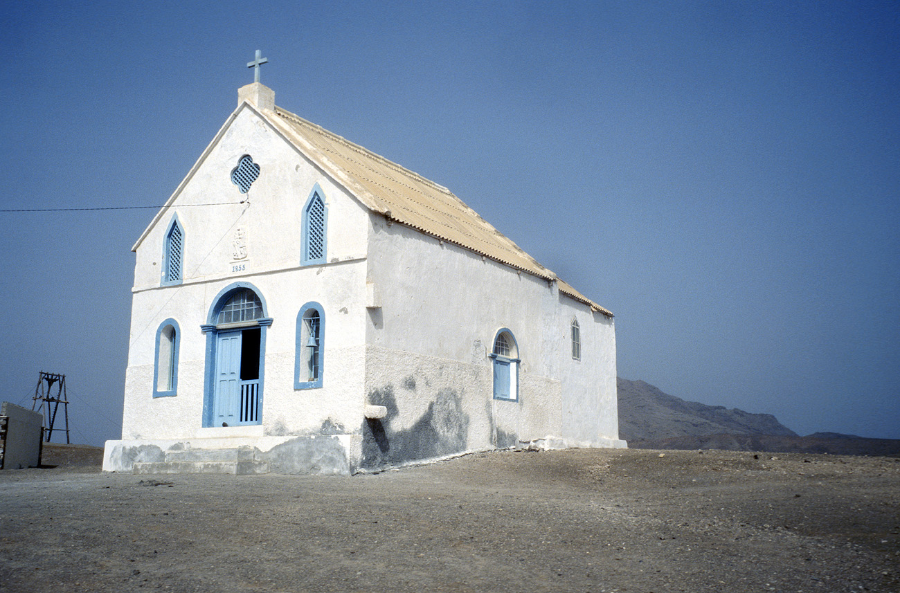 cve05_389l.jpg - Sal pedra de Lume l'église construite en 1856 pour ceux qui travaillaient aux salines