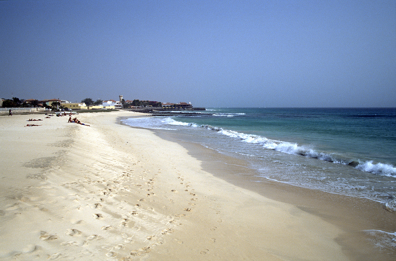 cve05_392m.jpg - Sal Santa Maria Bien peu de touristes pour profiter de cette superbe plage
