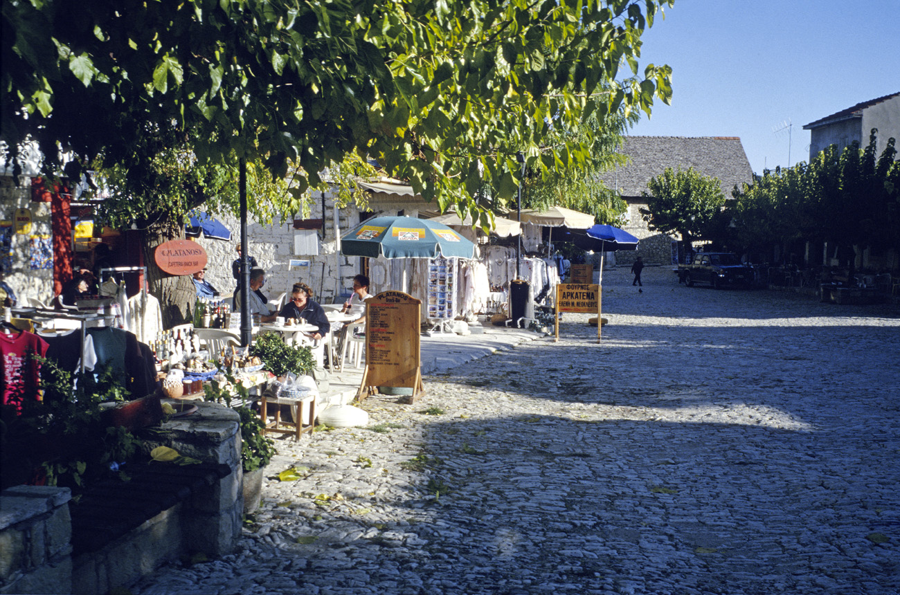 chy1998_38.jpg - Troodos halte café dans un village accueillant Ektachrome Elite 100