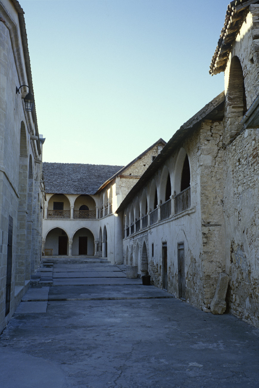 chy1998_39.jpg - monastère Ektachrome Elite 100