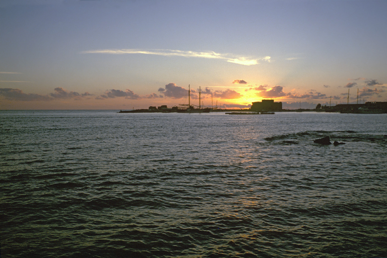 chy1998_42.jpg - Sud Est Larnaka derniers feux sur le port Ektachrome Elite 100