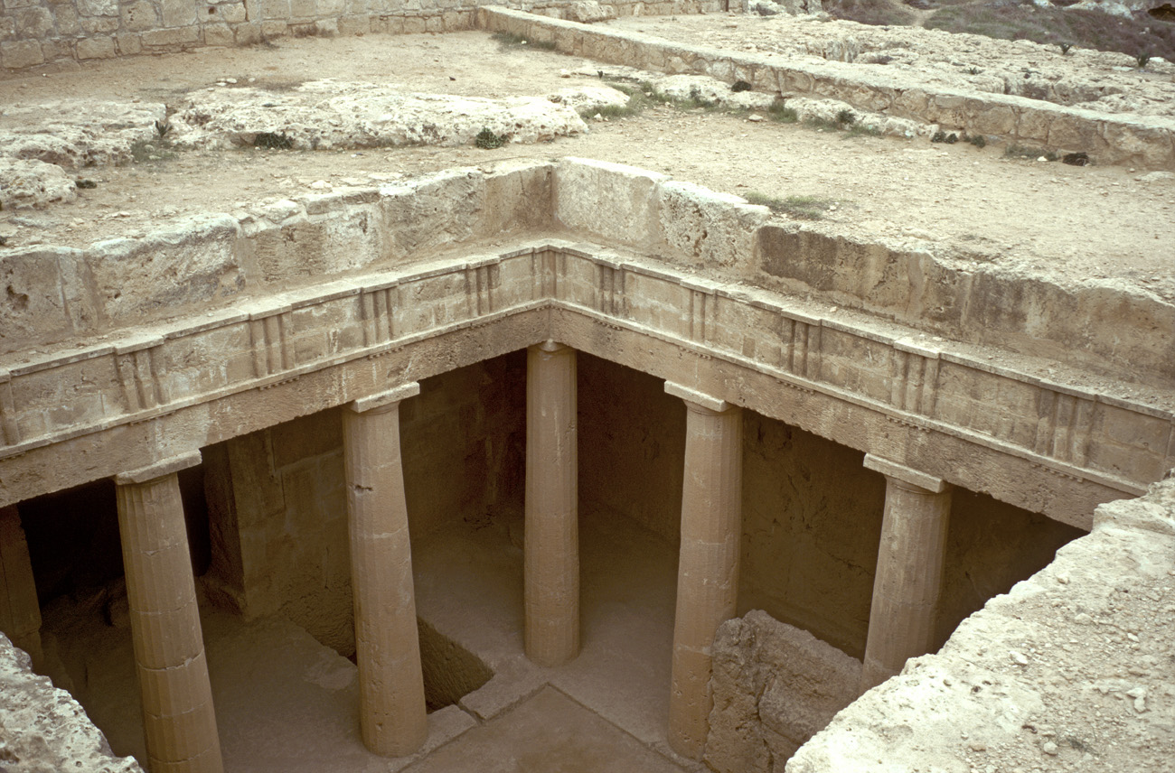 chy1998_43.jpg - Ouest Pafos tombeaux des rois, construits par les égyptiens de la dynastie de Ptolémée entre 300 et 58 avant JC Ektachrome Elite 100