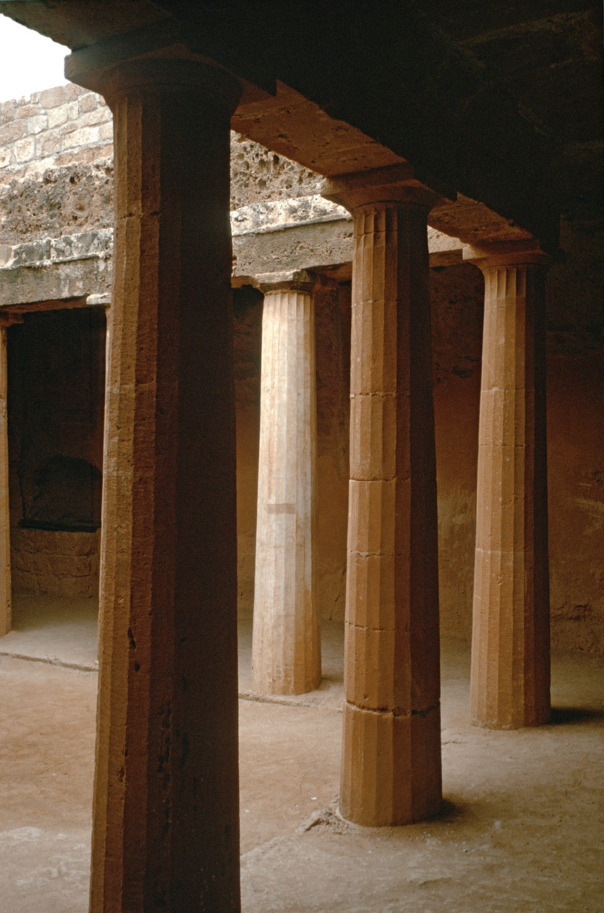 chy1998_45.jpg - Ouest Pafos tombeaux des rois, construits par les égyptiens de la dynastie de Ptolémée entre 300 et 58 avant JC Ektachrome Elite 100