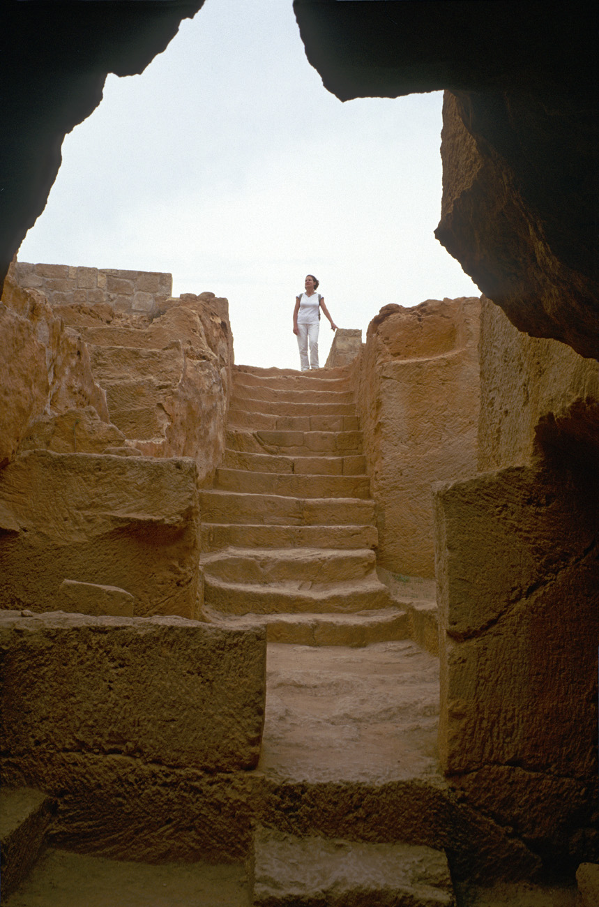 chy1998_46.jpg - Ouest Pafos tombeaux des rois, construits par les égyptiens de la dynastie de Ptolémée entre 300 et 58 avant JC Ektachrome Elite 100