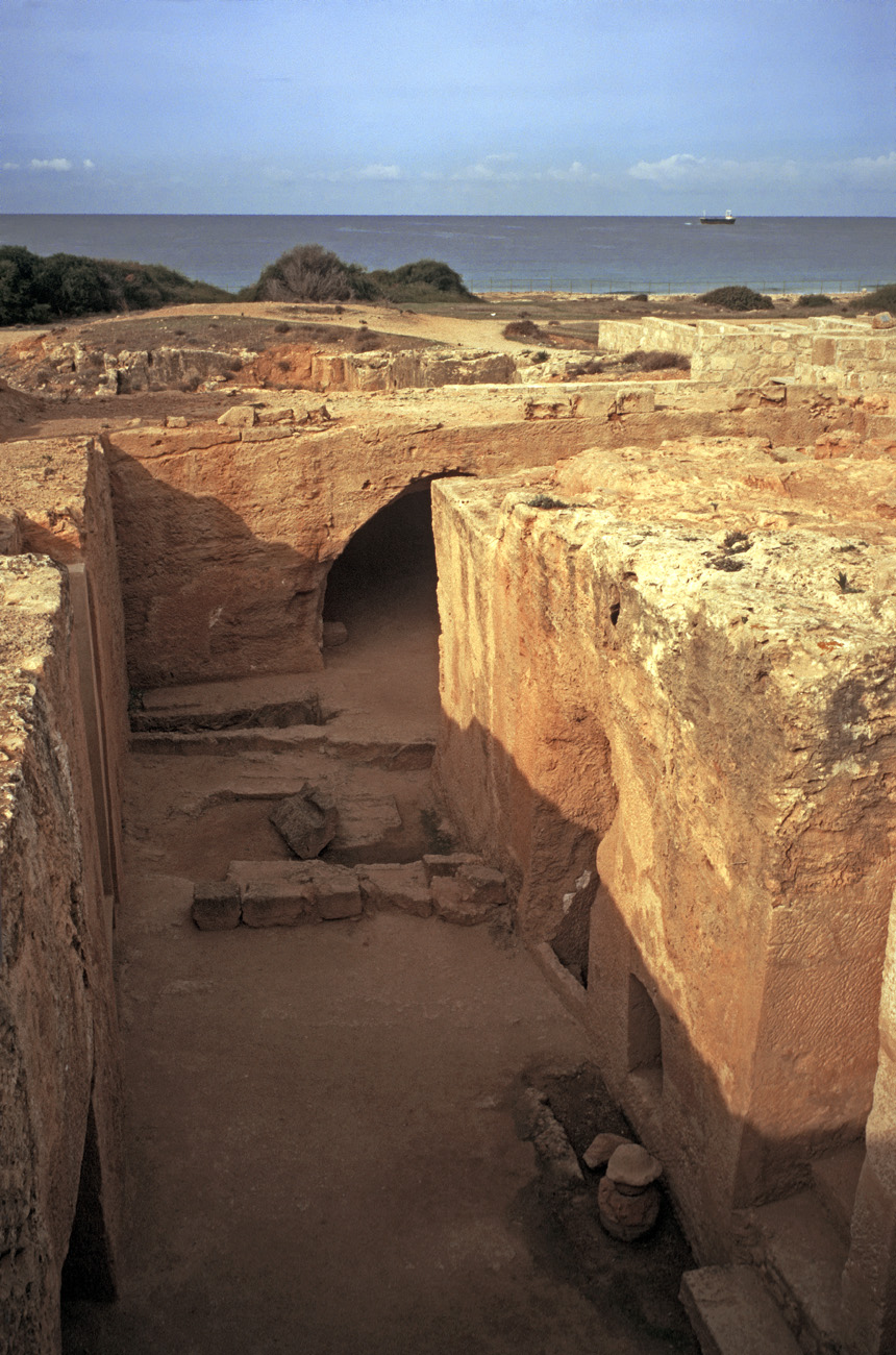 chy1998_48.jpg - Ouest Pafos tombeaux des rois, construits par les égyptiens de la dynastie de Ptolémée entre 300 et 58 avant JC Ektachrome Elite 100