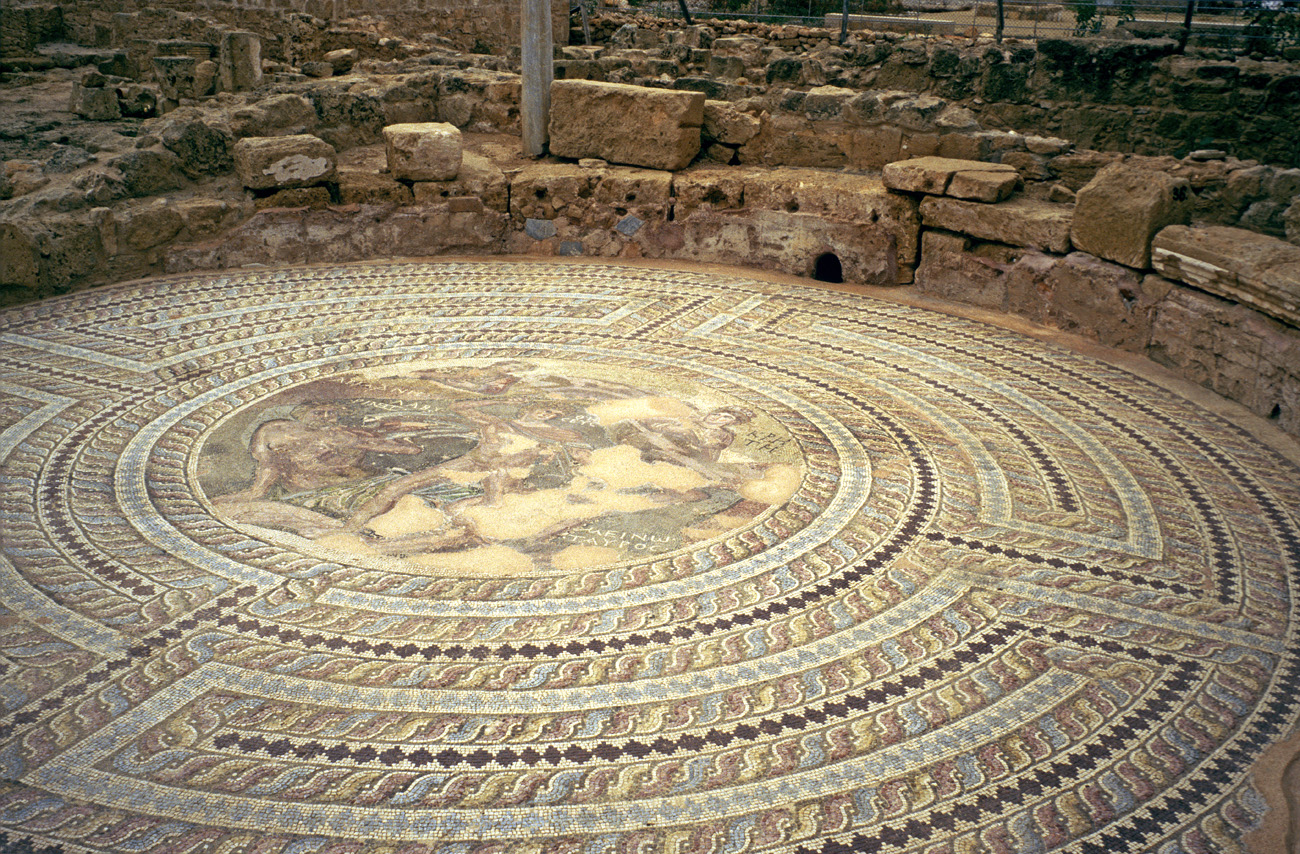 chy1998_51.jpg - Ouest Pafos représentation en mosaïque du labyrinthe de Thésée Ektachrome Elite 100