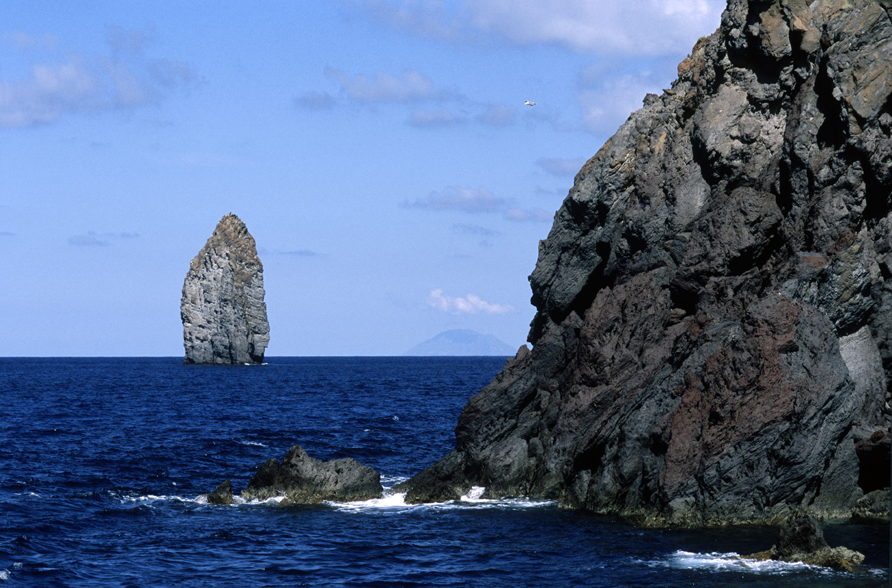 eol06_159.jpg - Italie, îles Eoliennes Lipari faraglione Fuji Velvia 100 F