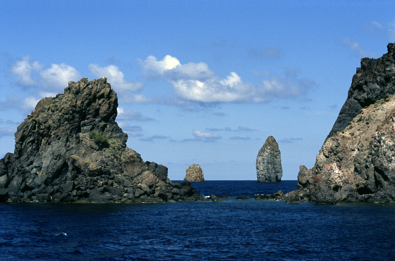 eol06_161.jpg - Italie, îles Eoliennes Lipari faraglioni en conjonction le long de la côte sud de Lipari Fuji Velvia 100 F