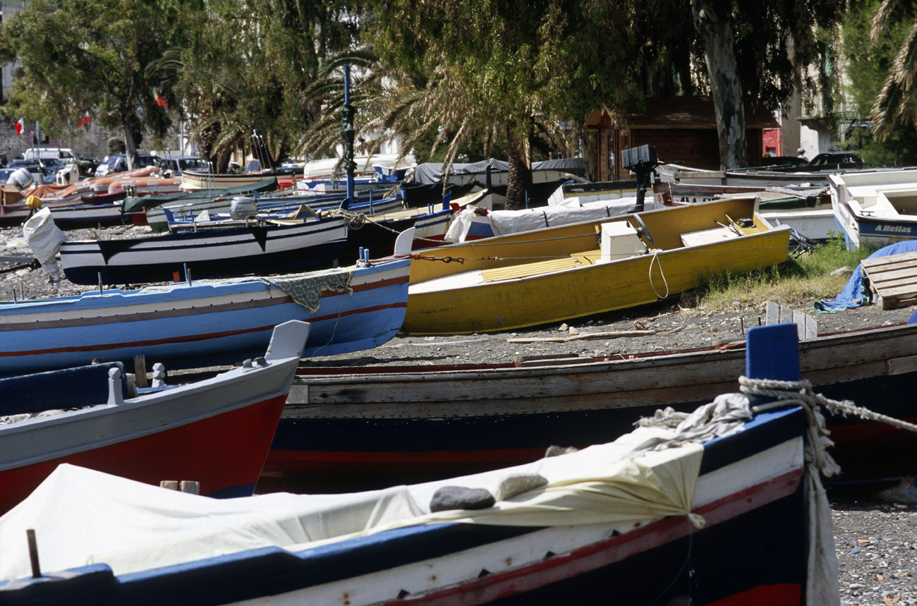 eol06_185.jpg - Italie, îles Eoliennes Lipari tout le long de la grève du port principal de Lipari, les pêcheurs remontent leurs barques Fuji Velvia 100 F