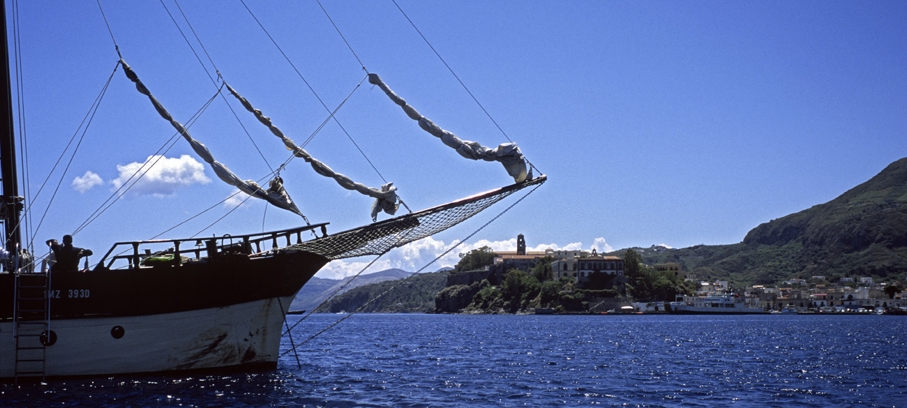eol06_196l-p.jpg - Italie, îles Eoliennes Lipari la proue du Sigismondo face à la baie de Lipari Fuji Velvia 100 F