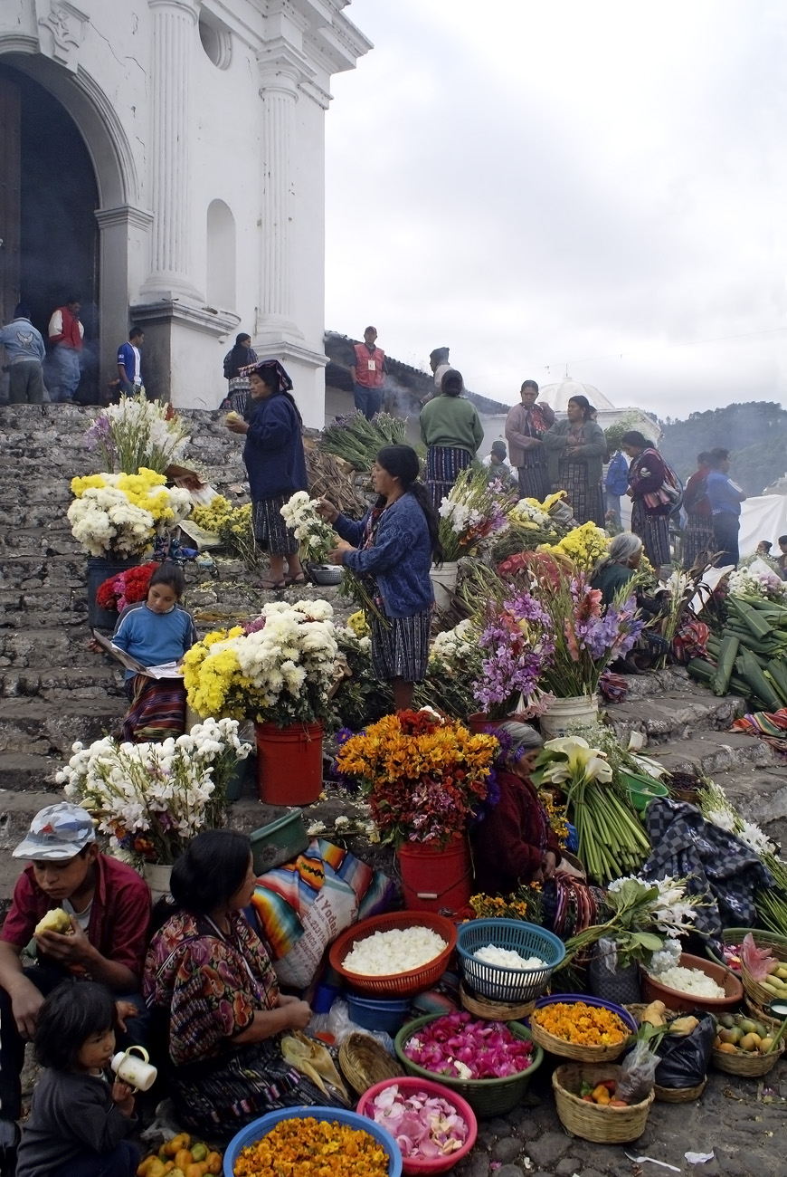 gua06_0083.jpg - Chichicastenango le marché aux fleurs, sur les marches de l'ancien temple maya