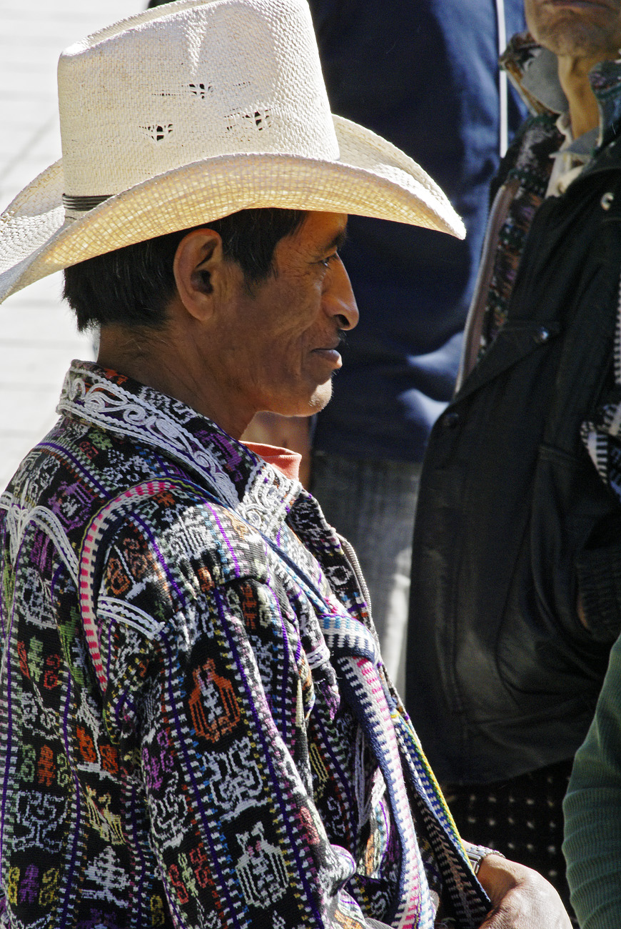 gua06_0296.jpg - autour du lac Atitlan  Solola au marché de Solola, les hommes ont des vêtements magnifiques