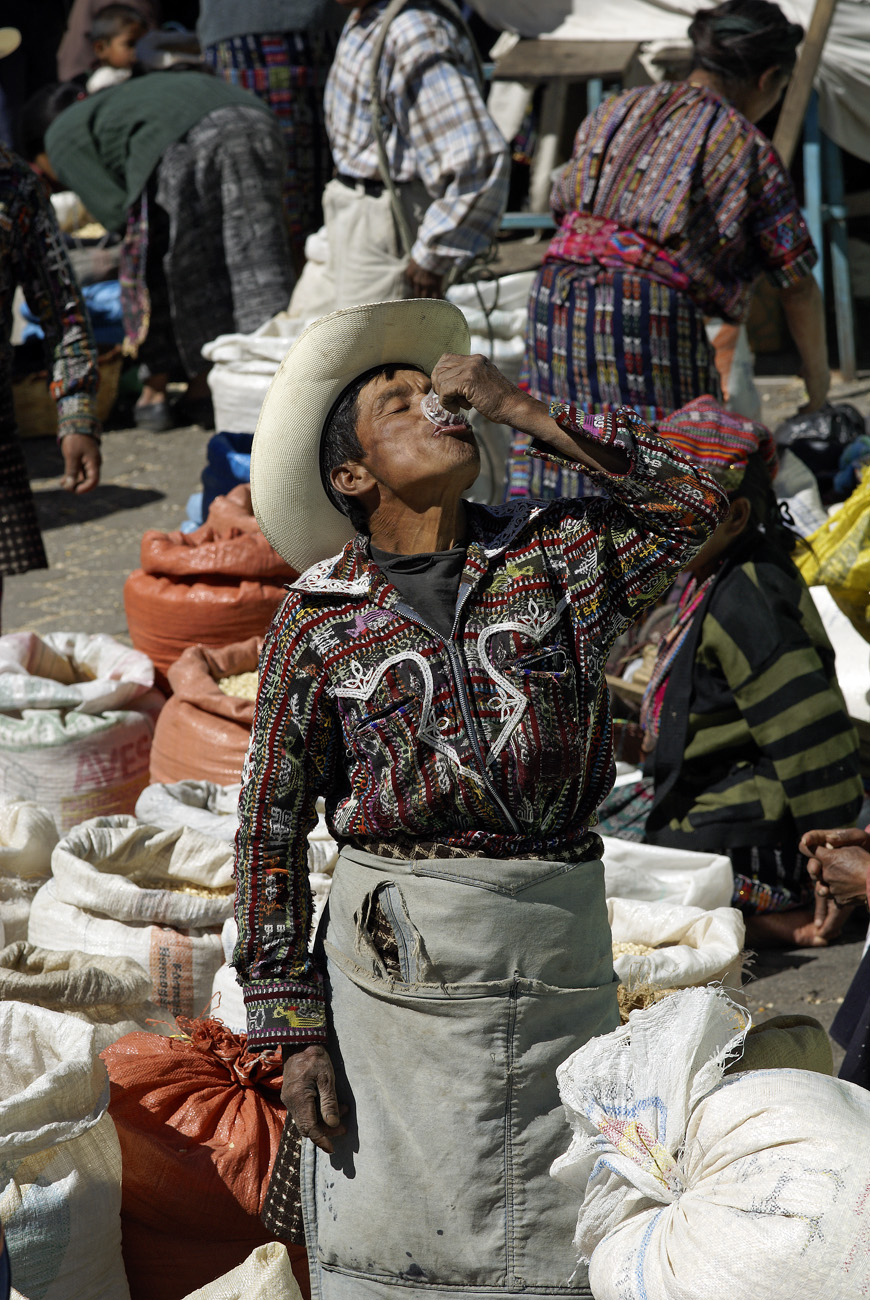 gua06_0301.jpg - autour du lac Atitlan  Solola au marché de Solola, les hommes ont des vêtements magnifiques