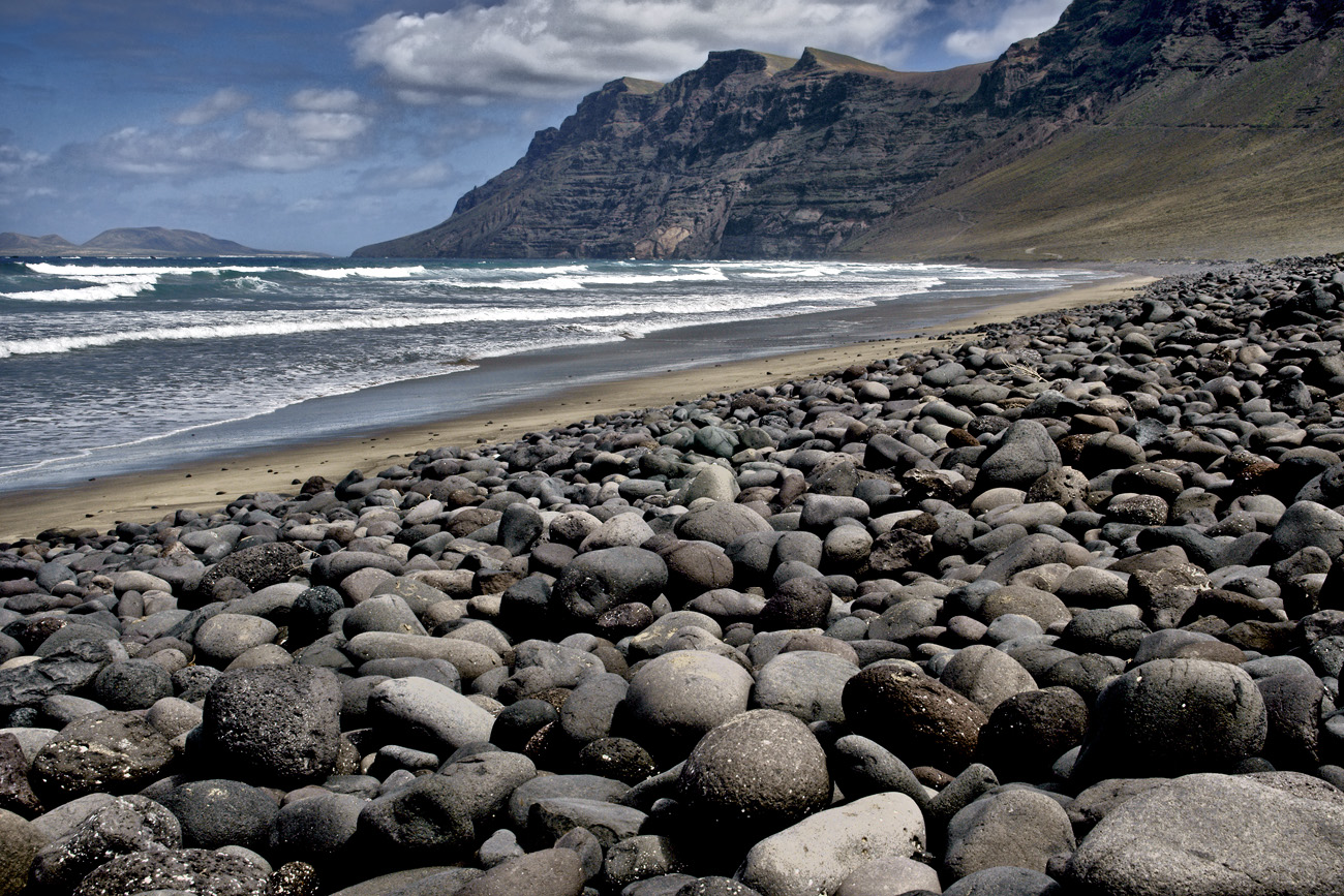 lanz08-03-20_003-m.jpg -  Lanzarote, mars 2008 plage de galets de Famara