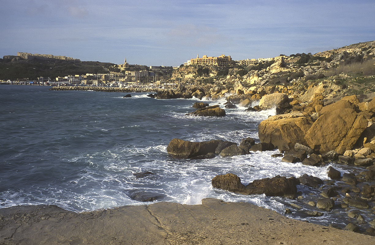 mlt233_mgarr_depart_matin.jpg -  Ile de Gozo Mgarr - Xaghra Au loin le port de Mgarr, vue de la côte au départ de la randonnée