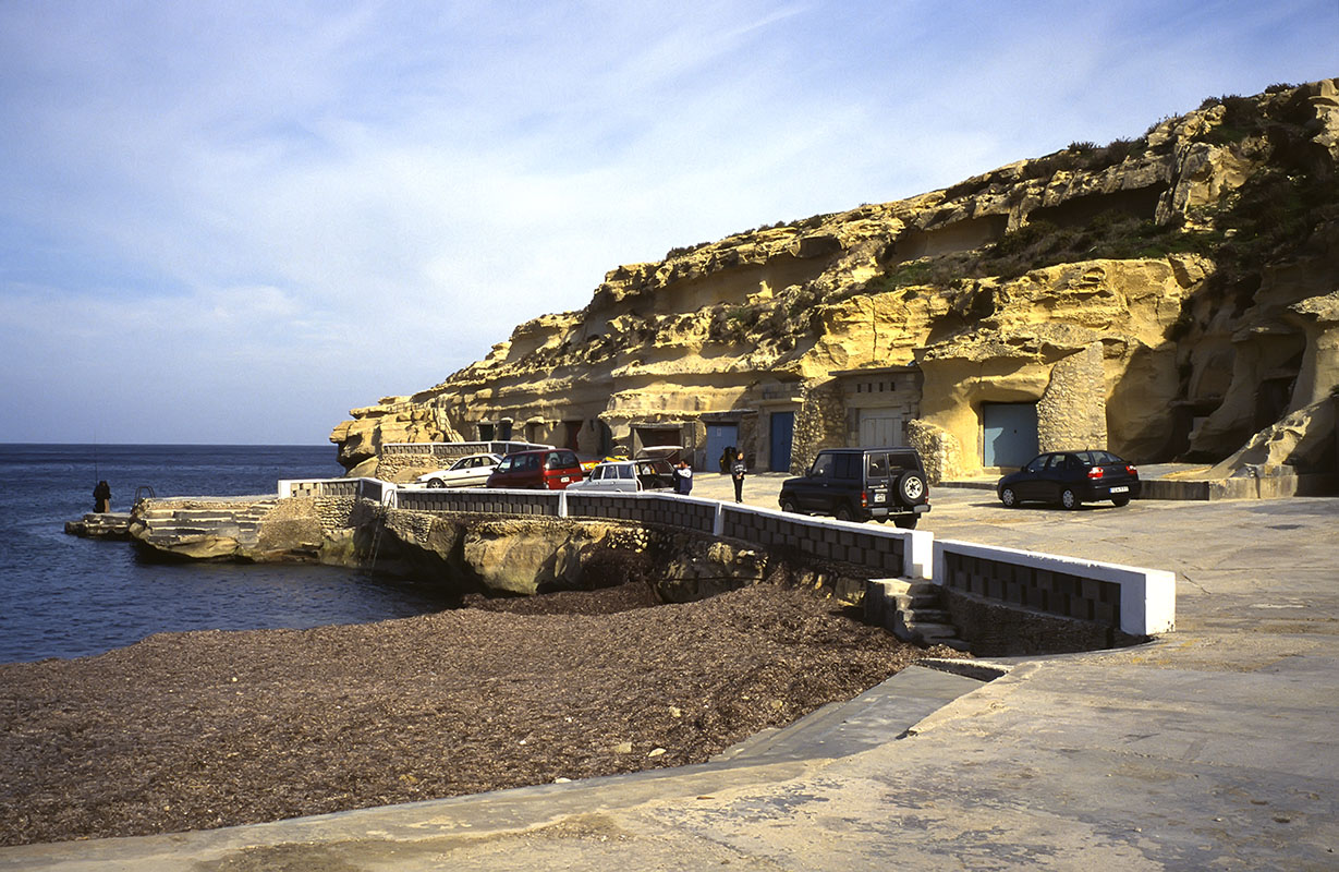 mlt238_vers_dahlet_qorrot.jpg -  Ile de Gozo Mgarr - Xaghra Hangars  troglodytes de pêcheurs vers Dahlet Qorrot