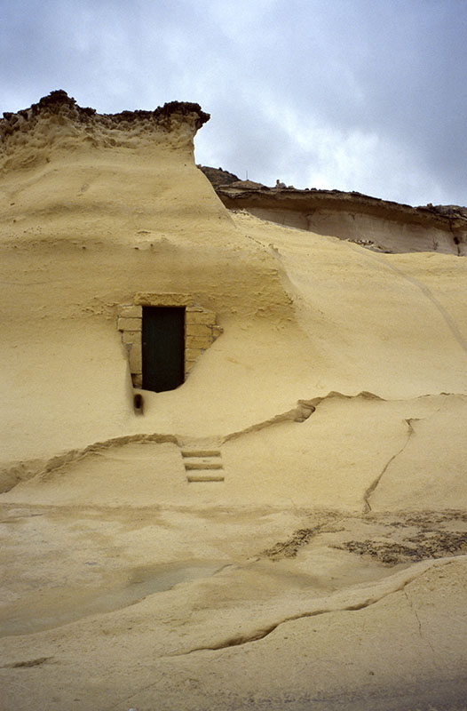 mlt338_salines_et_abri.jpg -  Ile de Gozo Gharb - Xaghra les salines de Reqqa Point : un abri creusé dans le roc pour les saliniers ou des pêcheurs
