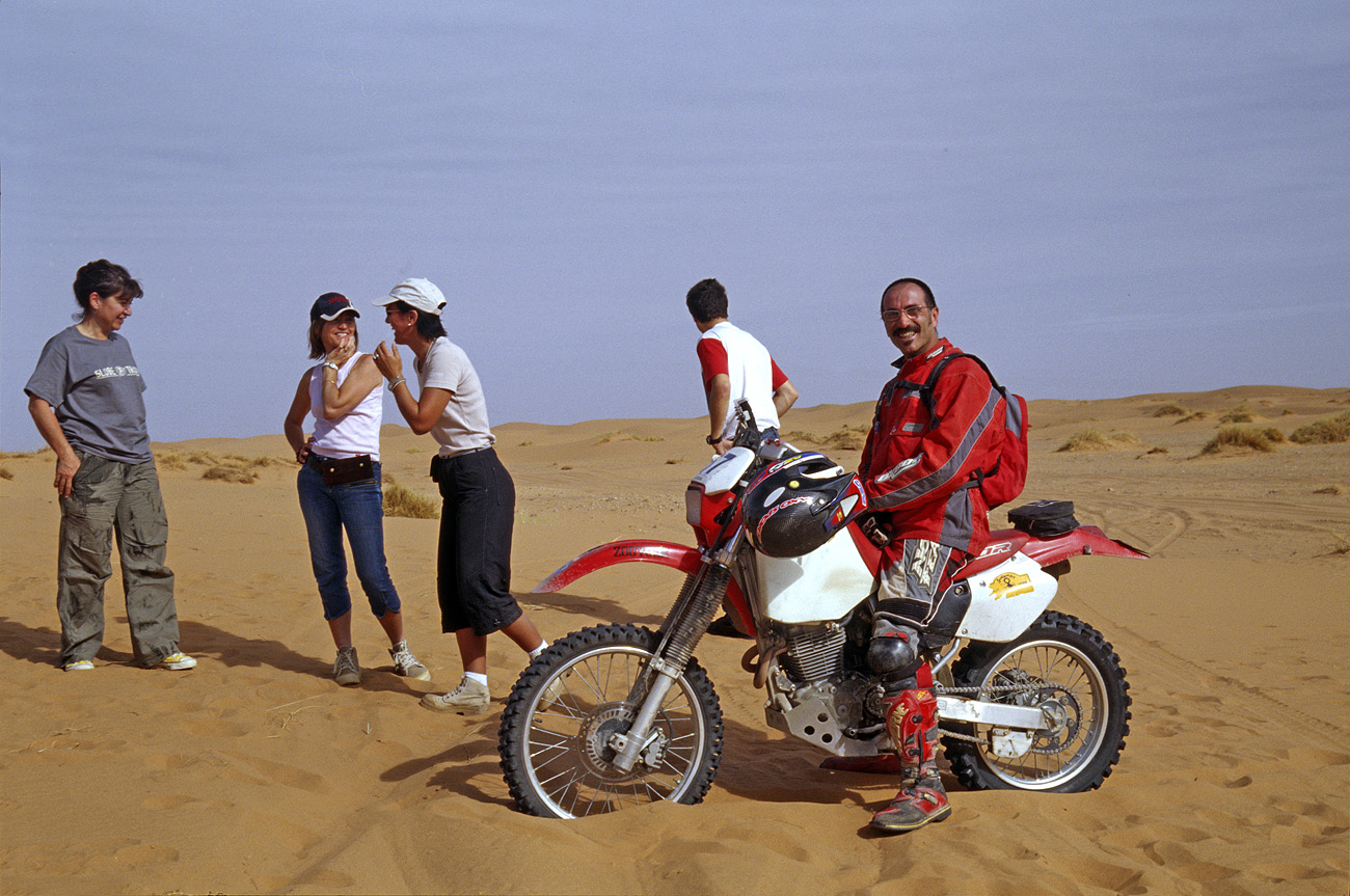 mar04_3_001.jpg - Sud, octobre-novembre 2004 Merzouga nos motards sont arrivés après s'être amusés un peu Fuji PROVIA 400 F