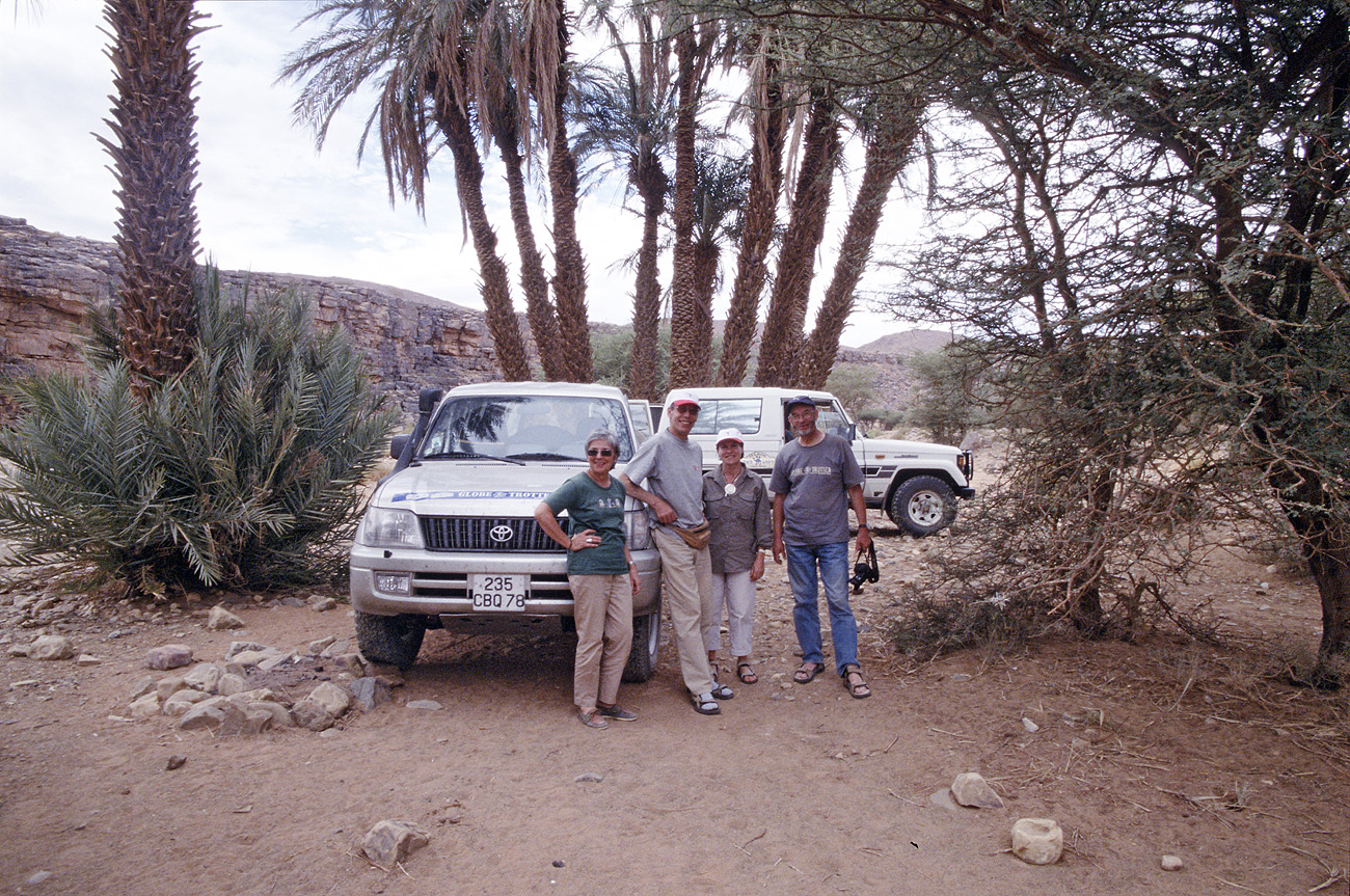 mar04_4_001.jpg - Sud, octobre-novembre 2004 sud Djebel Sarhro halte de midi dans un petit canyon avec son oasis, au sud de Tazzarine Fuji PROVIA 400 F