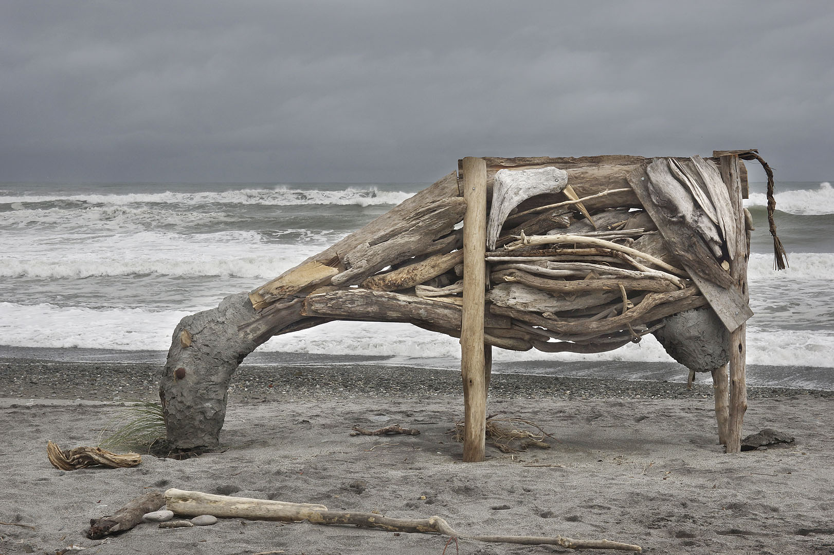 nz12-01-28_026.jpg - utilisation artistique des bois flottés échoués sur la plage Westland Hokitika