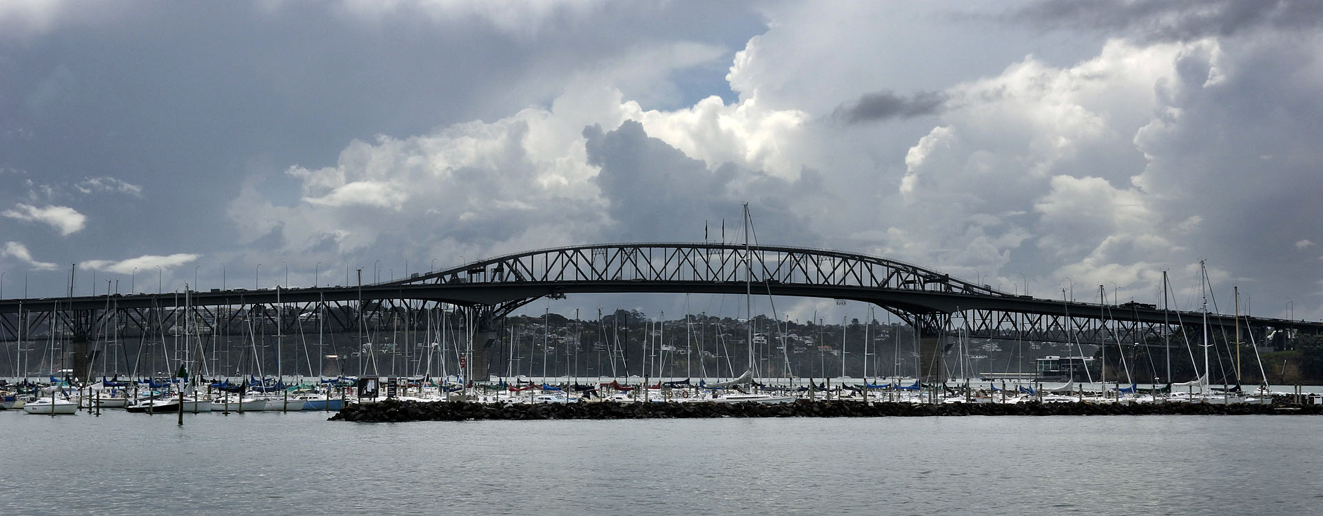 nz12-02-17_023-p.jpg - le pont et la marina Auckland District Auckland