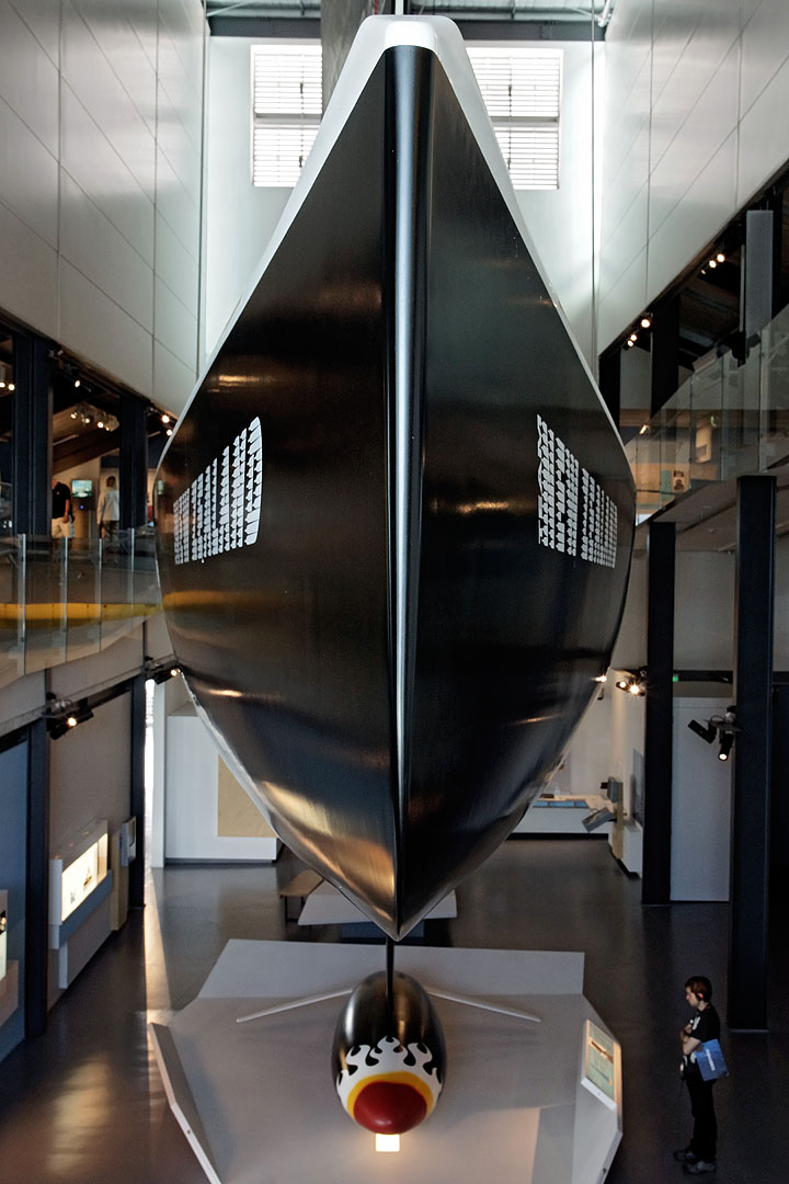 nz12-02-17_063-z.jpg - un bateau de l'America Cup dans le musée de la Marine Auckland District Auckland