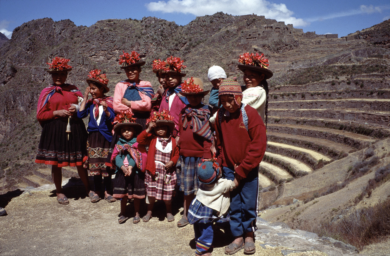 perou026.jpg - Vallée sacrée, septembre 1999, Pisac le costume quechua, désormais porté rarement, et ici en l'honneur des touristes Elite Chrome 100 extracolor