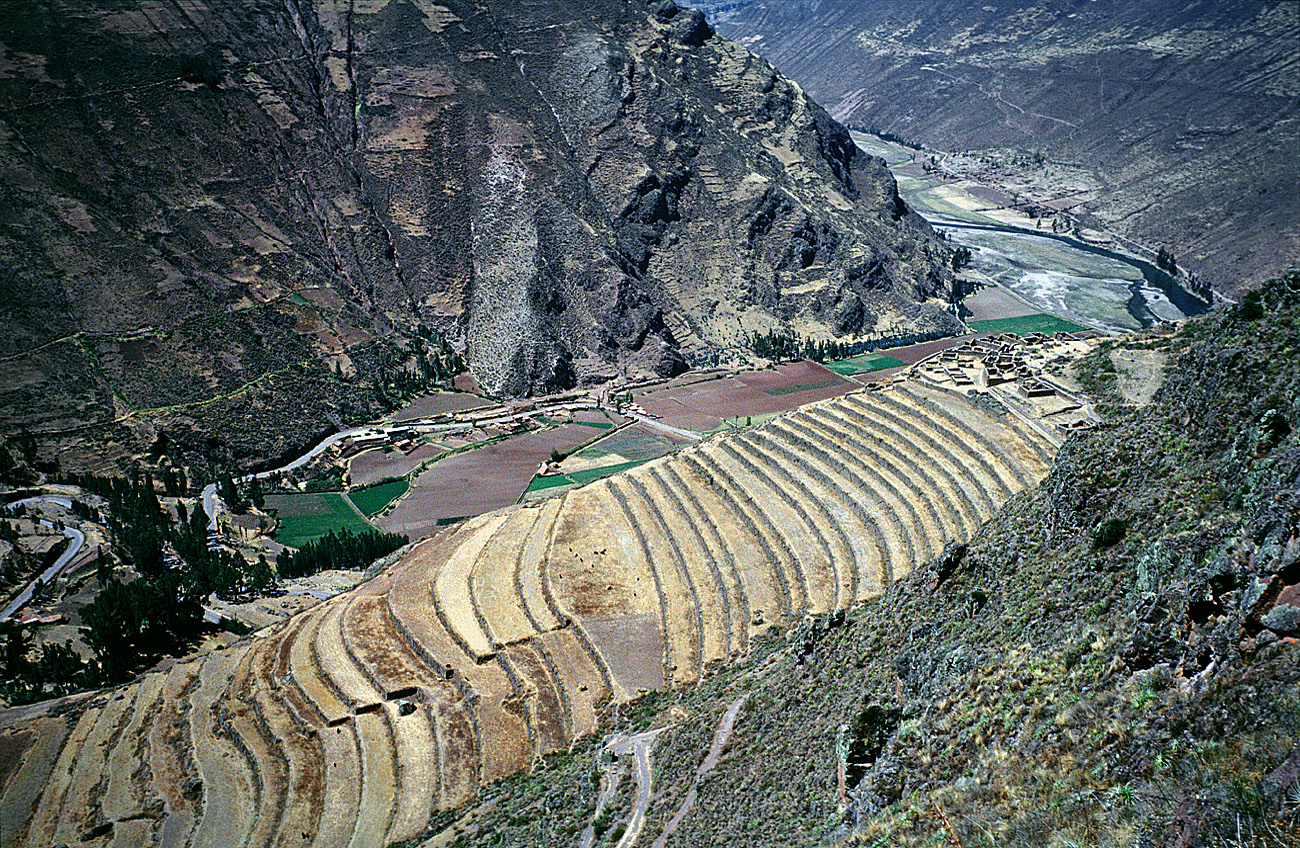 perou028.jpg - Vallée sacrée, septembre 1999, Pisac un aperçu des terrasses de culture  remarquablement conservées du site inca très étendu de Pisac Elite Chrome 100 extracolor
