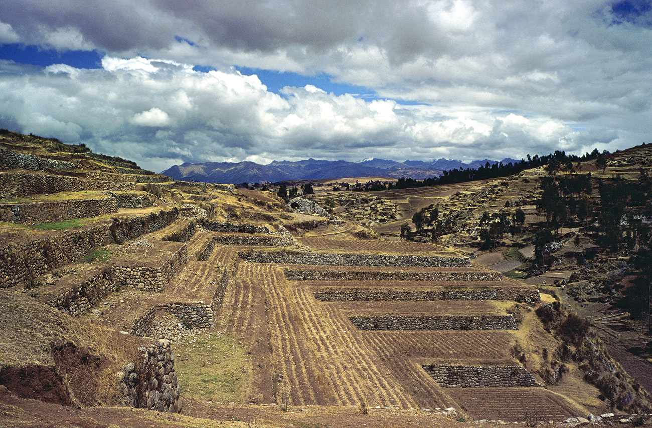 perou267.jpg - Vallée sacrée, septembre 1999, Chinchero petite bourgade proche de Cuzco, Chinchero est connue pour son marché encore typique et son site inca aux terrasses imposantes Elite Chrome 100 extracolor