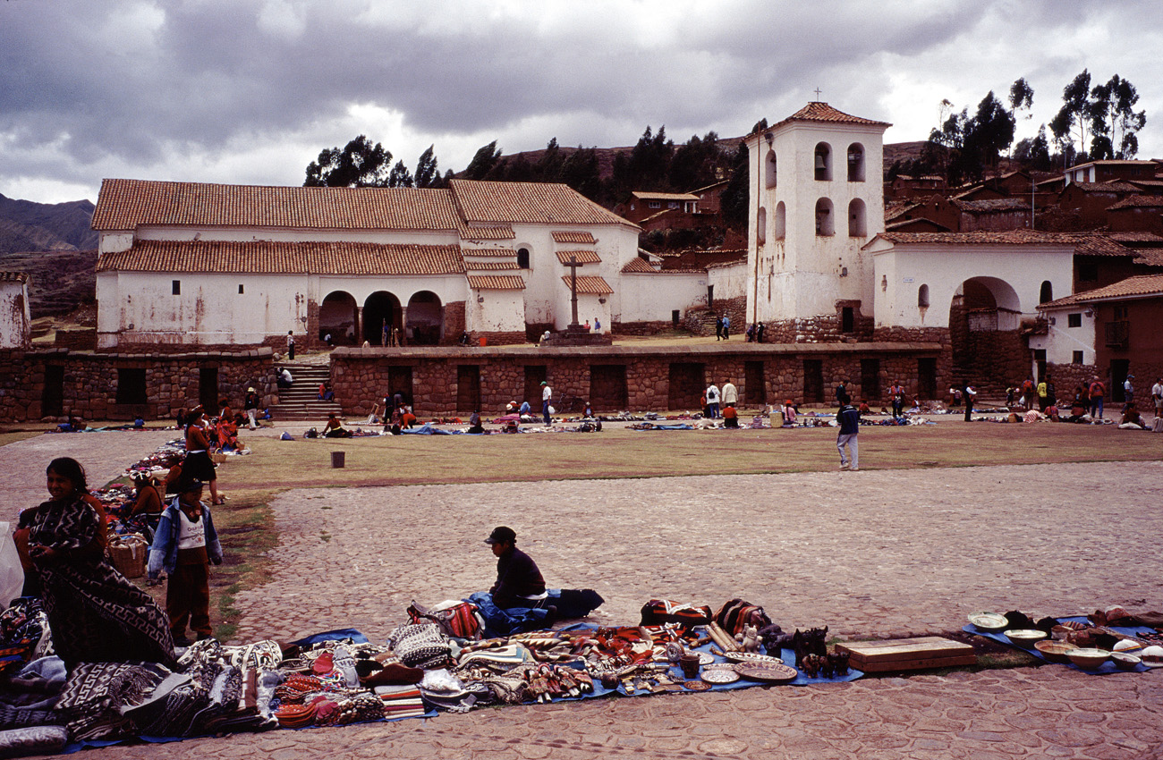perou268.jpg - Vallée sacrée, septembre 1999, Chinchero les premiers étals d'artisanat s'organisent sur la place d'armes Elite Chrome 100 extracolor