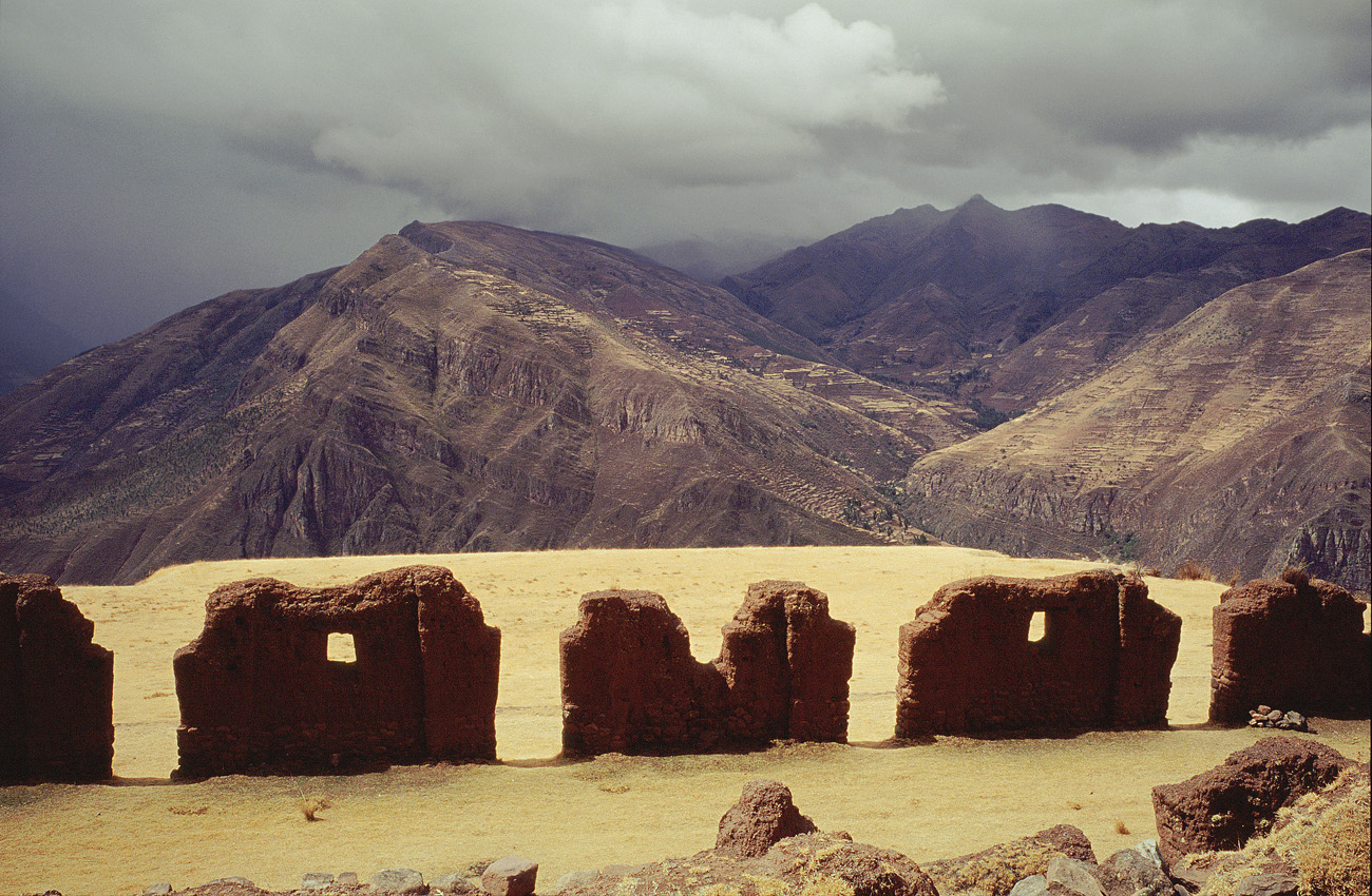 perou280.jpg - Vallée sacrée, septembre 1999, Uchi Cosco Ce site inca est l'un des rares ayant conservé des superstructures en adode. L'esplanade d'herbe jaune contribue ici à un effet d'optique des formes répétitives de ces murs, créant l'illusion d'arches sombres sous un pont de paille Elite Chrome 100 extracolor