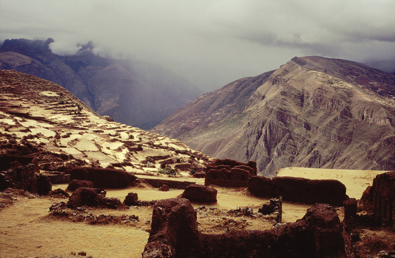 perou281.jpg - Vallée sacrée, septembre 1999, Uchi Cosco un site inca préservé du tourisme par l'obstacle d'une longue marche d'approche, à 3600 m d'altitude dominant la vallée sacrée Elite Chrome 100 extracolor