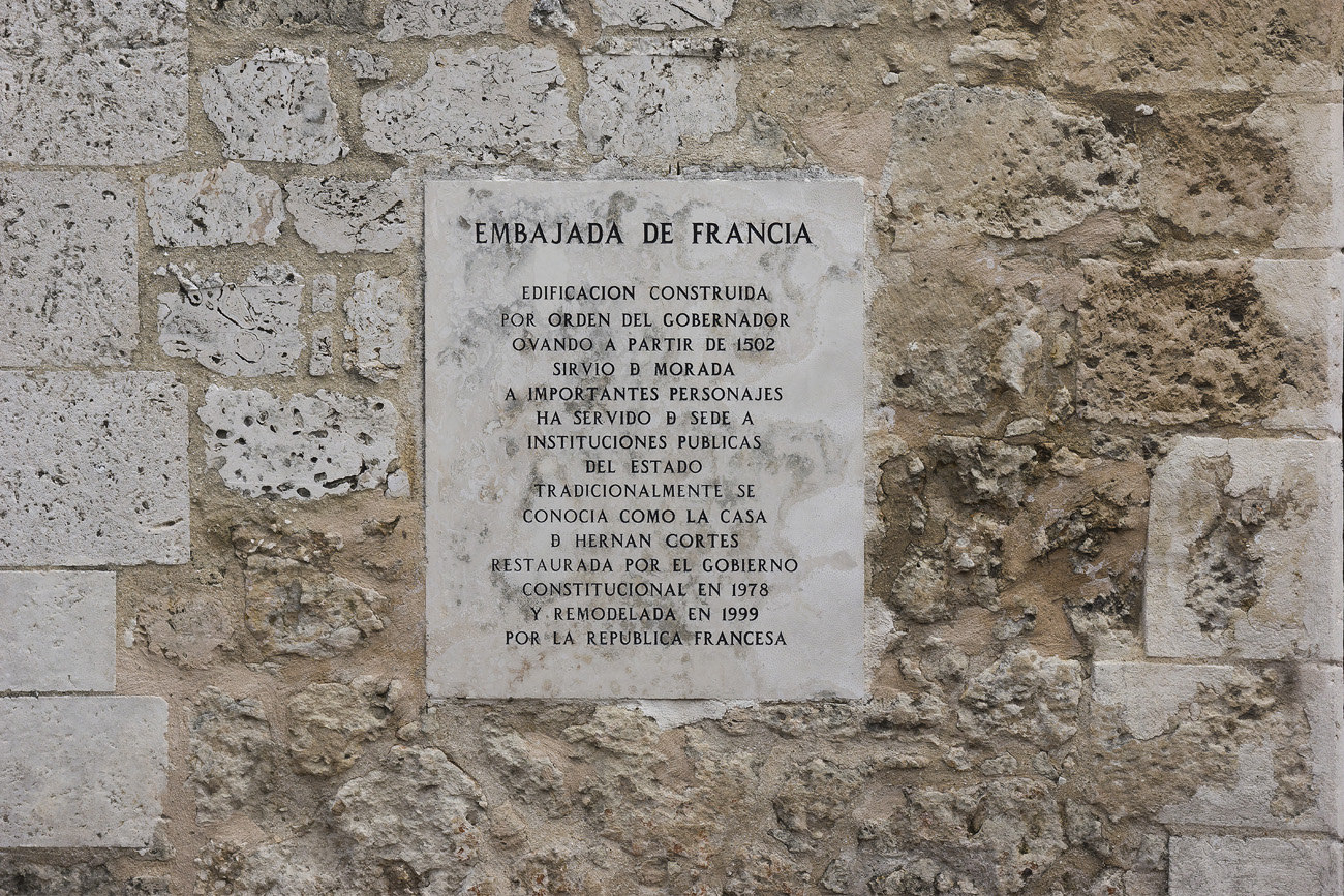 repdom14-01-10_091.jpg - République Dominicaine, janvier 2014 Saint-Domingue plaque sur la façade de l'ambassade de France