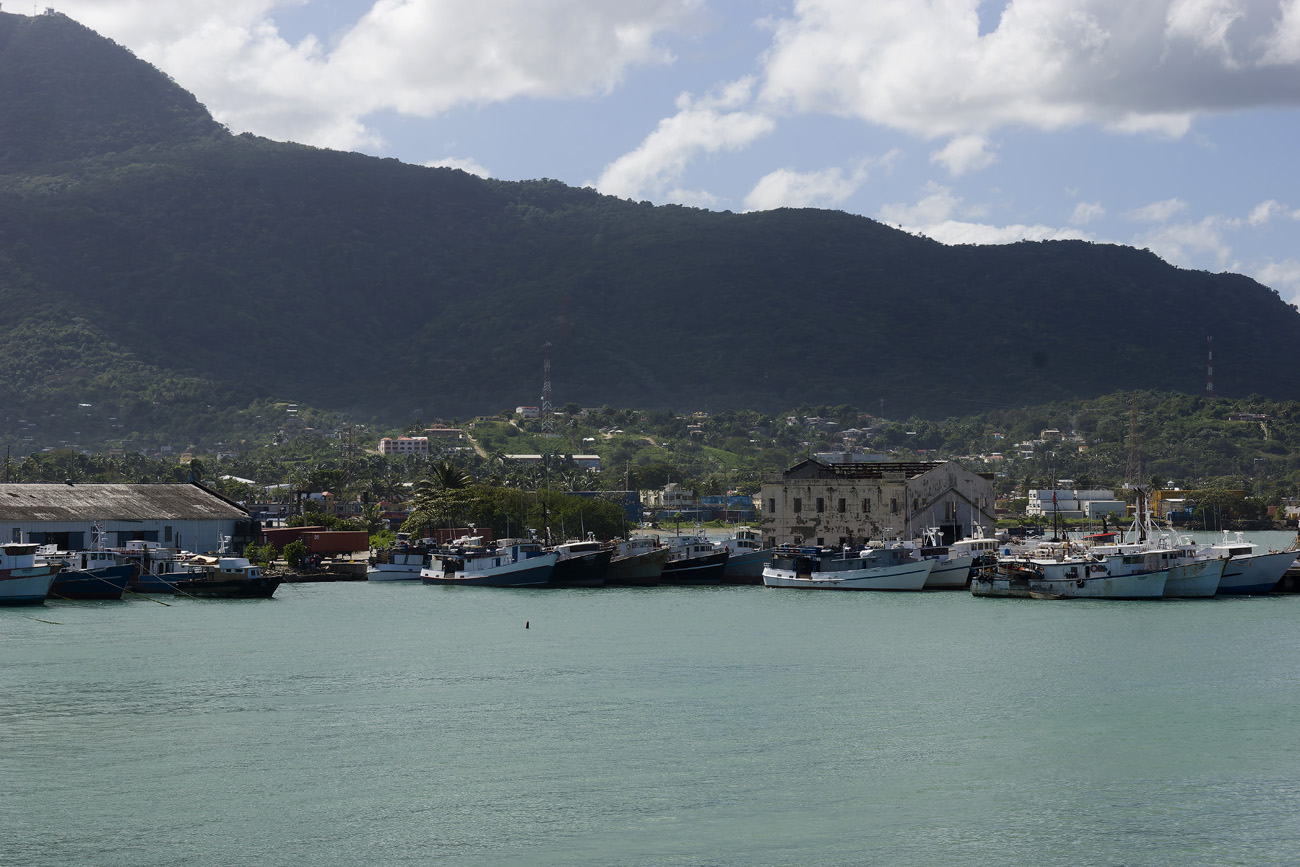 repdom14-01-13_019.jpg - République Dominicaine, janvier 2014 vue sur la baie depuis la fortaleza de San Felipe, et sur la côte de Costambar