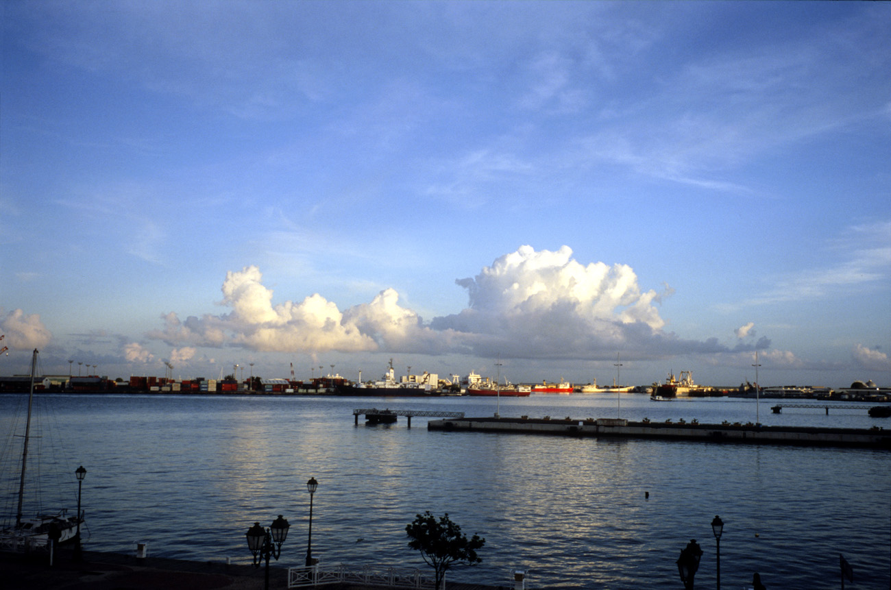 pol05_0003l.jpg - Iles de la Société, Tahiti Papeete : le port au lever du soleil